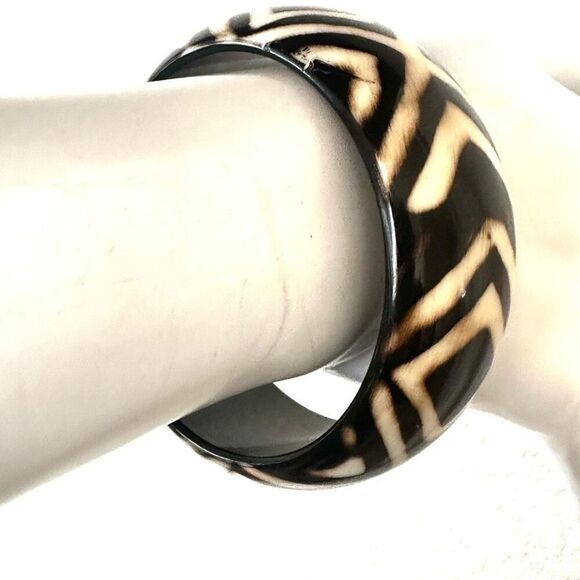 African resin brown and cream patterned  bangle bracelet - Picture 5 of 7